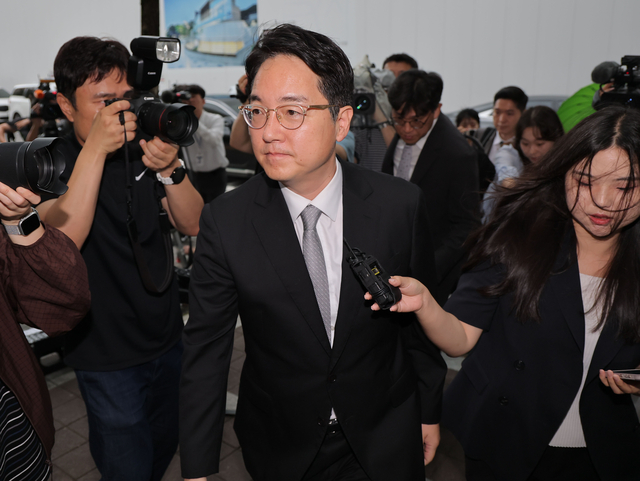 김건희 여사가 연루된 수사 무마 의혹을 받는 심우정 전 검찰총장이 10일 피의자 조사를 위해 경기 과천 2차 종합특검으로 출석하고 있다. 연합뉴스