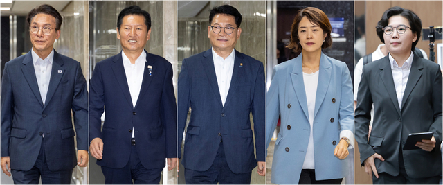 더불어민주당 8·17 전당대회에서 당 대표 경선에 출마한 김민석 전 총리(왼쪽부터), 정청래 전 대표, 송영길 의원, 고민정 의원이 14일 국회에서 열린 의원총회에 참석하고 있다.  같은 시각 김보미 전 강진군의원(맨 오른쪽)은 국회 소통관에서 기자회견을 열고 있다. 연합뉴스