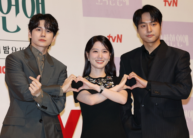 배우 옹성우(왼쪽부터), 박은빈, 양세종이 14일 서울 강남구 엘리에나 호텔에서 열린 tvN 드라마 ‘오싹한 연애’ 제작발표회에서 포즈를 취하고 있다. 연합뉴스