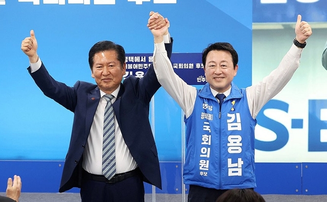 6·3 지방선거 당시 김용남 전 더불어민주당 평택을 국회의원 후보의 선거개소식에 참여한 정청래 전 더불어민주당 대표. 연합뉴스