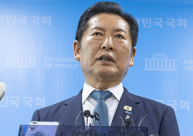 더불어민주당 정청래 전 대표가 13일 국회 소통관에서 8·17 전당대회에 당 대표 후보 출마 기자회견을 마친 뒤 취재진 질문에 답하고 있다.  연합뉴스