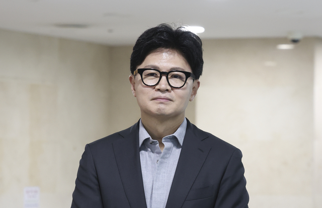 한동훈 무소속 의원이 7일 오후 서울 여의도 의원회관에서 국민의힘 유의동 의원실 주최로 열린 KTX 경기남부역사 신설 토론회를 마치고 취재진 질의에 답하고 있다. 뉴시스