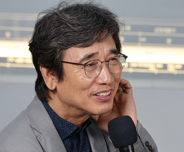 25일 서울 강남구 코엑스 서울국제도서전 평산책방 부스에서 열린 북토크에서 유시민 작가가 인사말을 하고 있다. 연합뉴스