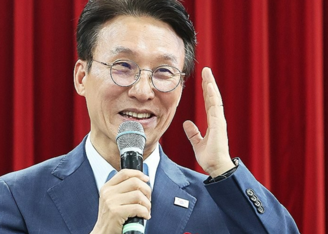 더불어민주당 당 대표 경선에 출마한 김민석 전 국무총리가 13일 경기도 성남시 분당구 새마을운동중앙연수원에서 열린 민주당 전국 시ㆍ도 노인위원장 워크숍에서 인사말을 하고 있다. 연합뉴스
