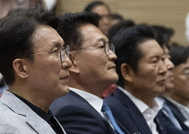 12일 국회 의원회관에서 열린 전국자치분권민주지도자회의(KLDC)에 더불어민주당 당 대표 후보 주자들이 나란히 앉아 있다. 연합뉴스
