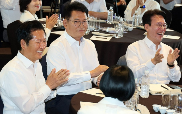 더불어민주당 정청래 전 대표(왼쪽부터)와 송영길 의원, 김민석 전 국무총리가 3일 서울 용산구 한 호텔에서 열린 더불어민주당 국회의원 워크숍에 참석해 손뼉 치고 있다. 연합뉴스