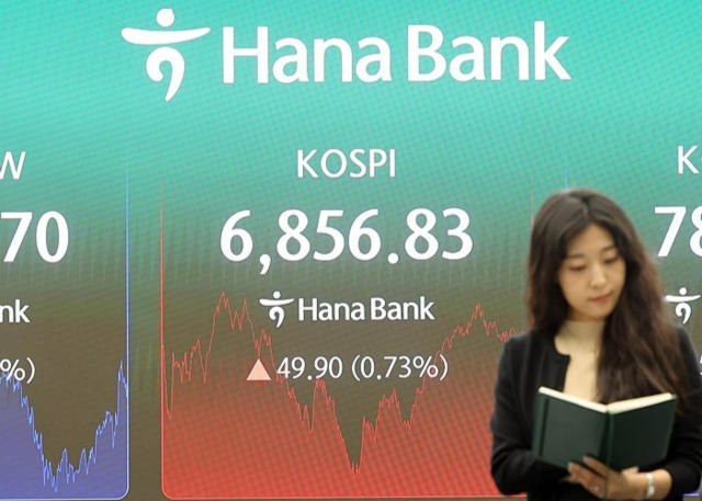 코스피가 오르락내리락 극심한 변동성 끝에 소폭 상승 마감한 14일 서울 중구 하나은행 딜링룸에서 직원이 업무를 보고 있다. 연합뉴스