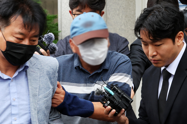 ‘여고생 살해범’ 장윤기 사건의 증거를 인멸한 혐의 등을 받는 광주 광산경찰서 수사팀장 A 경감이 8일 오전 전남광주통합특별시 동구 광주지방법원에서 열린 구속 전 피의자 심문(영장실질심사)에 출석한 뒤 법정 밖으로 나오고 있다. 연합뉴스