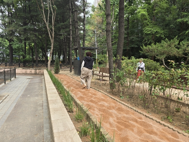 구리 인창동 완충녹지 맨발 걷기 산책로에 조성된 지압볼길. 구리시 제공