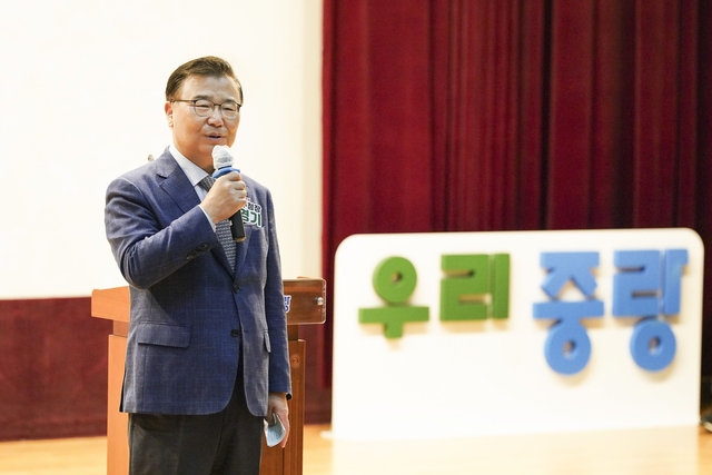류경기 중랑구청장이 13일 서울 중랑구청 지하대강당에서 열린 제18회 ‘중랑 서울장미축제 결과보고회’에 참석해 축제 운영 성과와 향후 발전 방향을 공유하고 있다. 중랑구청 제공
