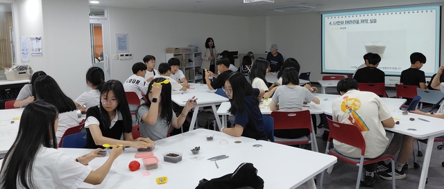 서울 강서구가 운영한 인공지능(AI) 기반 진로체험 프로그램에 참여한 학생들이 ‘AI 도시조경전문가’ 수업에 참여하고 있다. 강서구청 제공