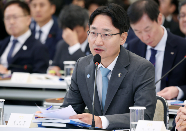 임광현 국세청장이 15일 청와대 영빈관에서 열린 이재명 대통령 주재 부처 업무보고에서 국세청 업무보고를 진행하고 있다. 연합뉴스
