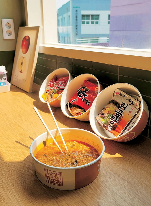 ‘끼리라면’ 창가 앞에 마련된 라면 모습.  초록우산 제공