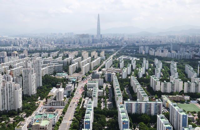 13일 재건축을 앞두고 있는 아파트 단지를 포함한 서울 강남 일대 전경. 연합뉴스