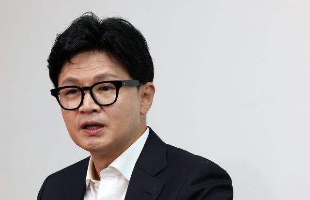 한동훈 무소속 의원이 지난 13일 국회 의원회관 의원실에서 ‘부산 돌려차기’ 사건 피해자와 비공개 면담을 마치고 발언하고 있다. 뉴시스