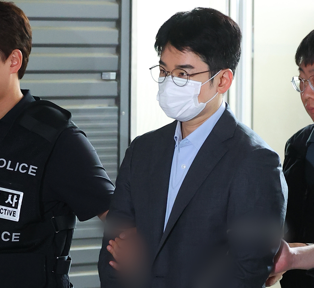피습 자작극 협의를 받는 정이한 전 개혁신당 부산시장 후보가 16일 오전 부산 동래경찰서에서 검찰로 송치되고 있다. 연합뉴스
