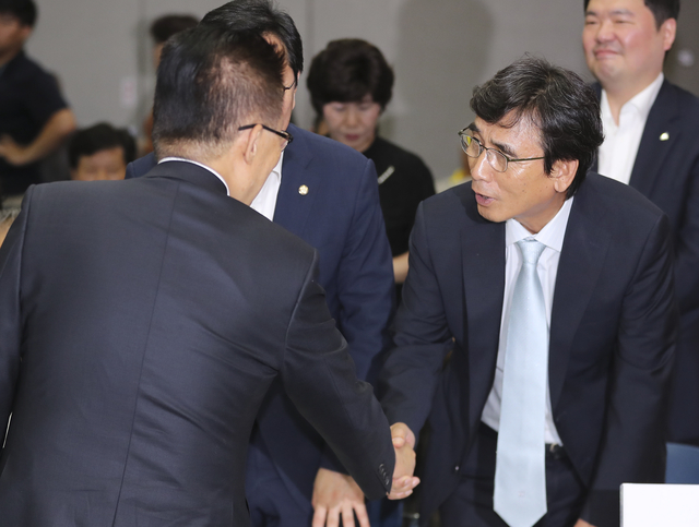 박지원(왼쪽) 더불어민주당 의원과 유시민 작가. 뉴시스