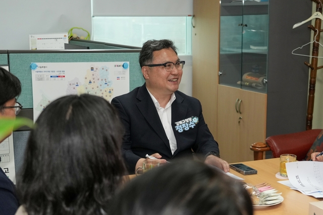 정창수 강북구청장이 14일 송천동 주민센터를 찾아 주요 현안을 듣고 있다. 강북구청 제공