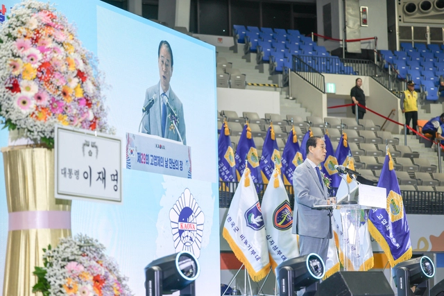 권오을 국가보훈부 장관이 16일 오후 경기 수원시 장안구 수원실내체육관에서 열린 제29회 고엽제의 날 전우 만남의 장 행사에 참석해 이재명 대통령 축사를 대독하고 있다.국가보훈부 제공
