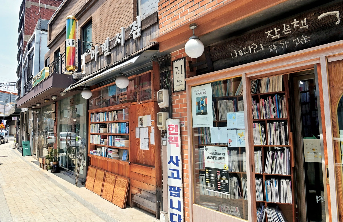 배다리 헌책방거리의 책방. 1960∼1970년대 서울 청계천, 부산 보수동과 함께 ‘전국 3대 헌책방거리’로 불렸을 때는 헌책방이 40곳이 넘었단다. 지금은 헌책방 5곳, 독립서점 3곳이 남았다.
