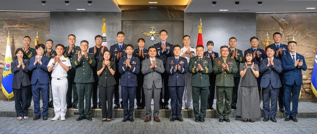 16일 오전 국방부에서 열린 제1회 국방부 특별성과포상금 시상식에서 참석자들이 기념사진을 촬영하고 있다. 국방부 제공