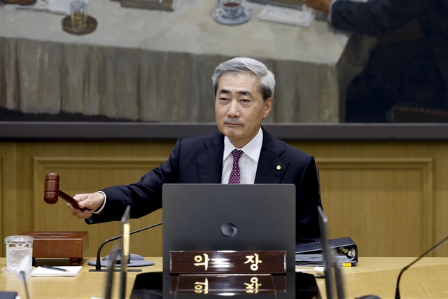신현송 한국은행 총재가 16일 오전 서울 중구 한국은행에서 열린 금융통화위원회 본회의에서 의사봉을 두드리고 있다. 뉴시스