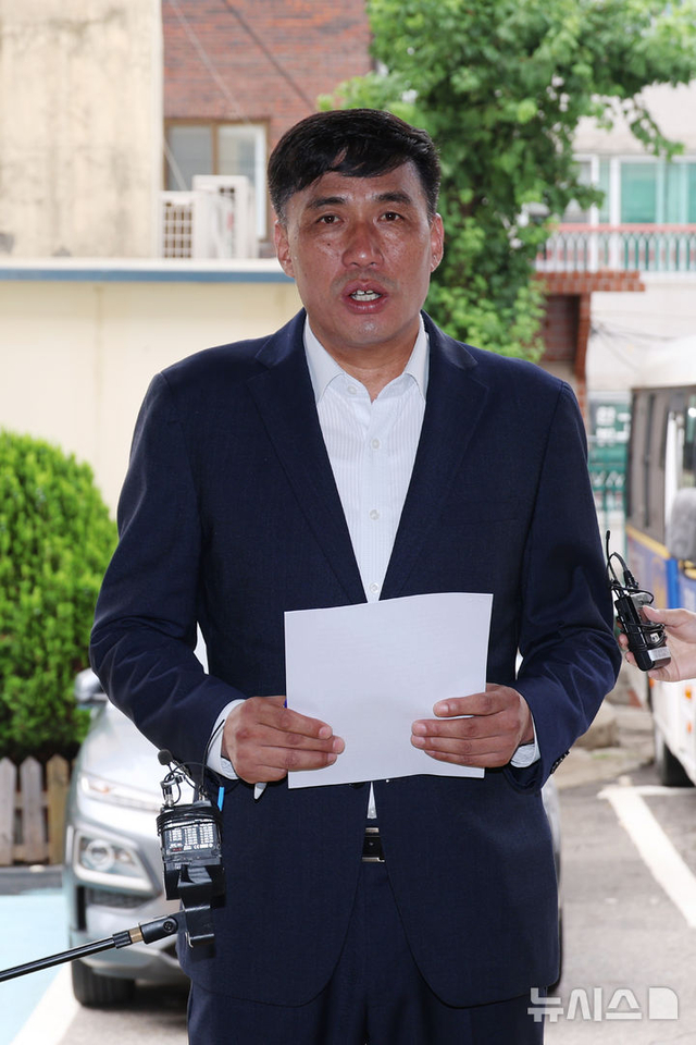 김영수 국방권익연구소장이 16일 서울 용산경찰서에서 안규백 국방부 장관 국회 인사청문회 허위 증언 의혹 관련 고발인 조사 출석 전 취재진에 입장을 밝히고 있다. 뉴시스 제공