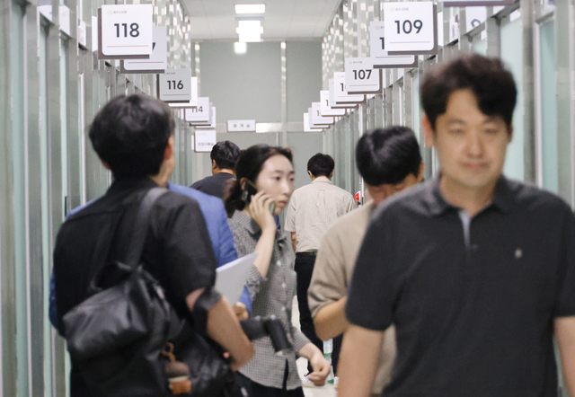 경찰이 지난 15일 청주시의원의 아동 성매매 혐의와 관련해 15일 오전 청주시의회 시의원 사무실을 압수수색하고 있다. 연합뉴스