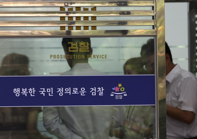 지난 10일 검찰의 보완 수사권 폐지를 골자로 하는 형사소송법 개정안에 대한 국회 법제사법위원회 소위 심사가 시작된 가운데 여야를 비롯한 정치권, 검경, 법조계, 시민사회단체에 이르기까지 검찰 보완수사권 폐지에 대한 갑론을박이 이어지고 있다. 사진은 16일 서울 서초구 서울중앙지검 모습. 연합뉴스