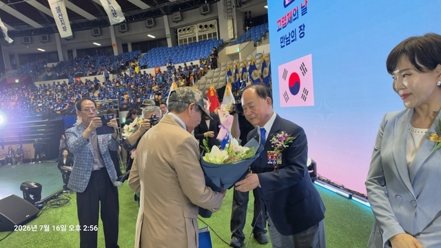 김길래(오른쪽 두번째) 대한민국고엽제전우회 회장이 16일 경기 수원시 장안구 수원체육관에서 열린 ‘제29회 고엽제의 날 만남의 장 행사’ 기념식에서 병장특별진급자에게 축하인사를 건네고 있다. 고엽제전우회 제공