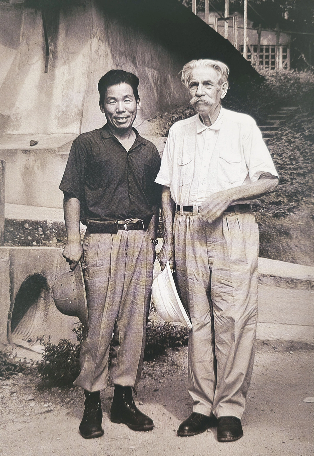 김찬삼이 2차 세계여행을 하던 1963년 11월 아프리카 여행 중 알베르트 슈바이처와 만나서 찍은 기념사진. 영종역사관에 전시 중인데 “밀랍인형과 찍은 사진이냐”고 묻는 관람객도 있단다.
