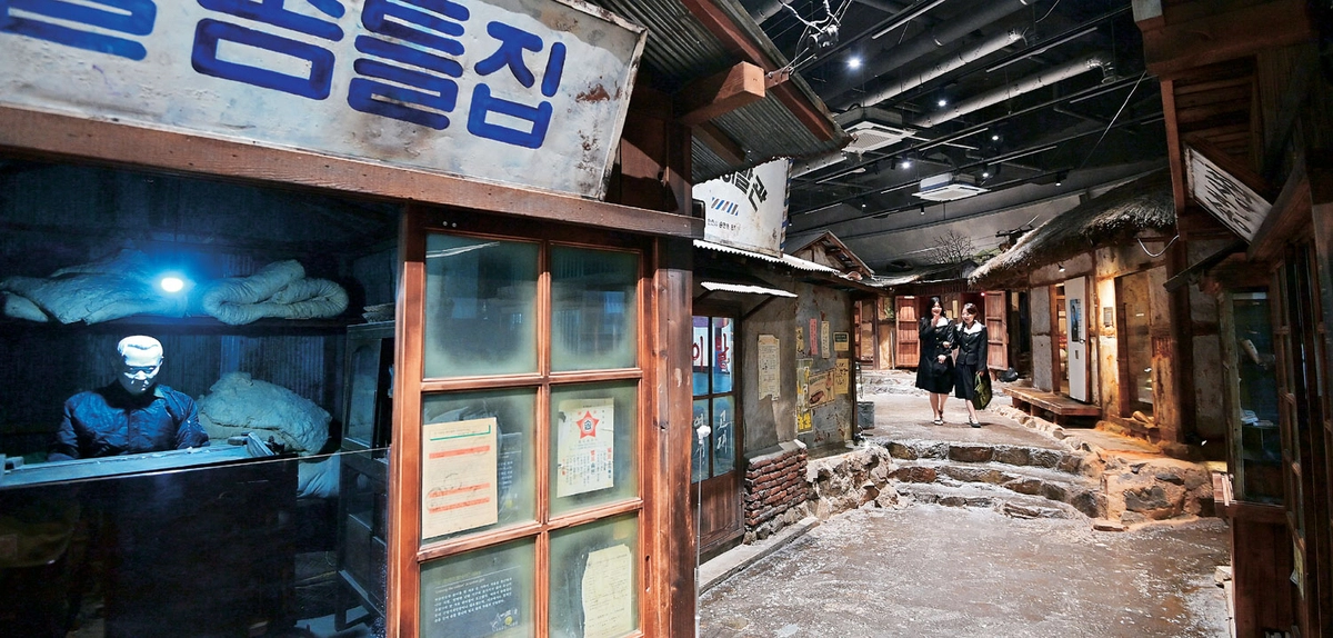 수도국산박물관에 영화세트장처럼 재현해놓은 달동네 풍경. 디테일이 훌륭하고 입체감도 뛰어나다. 이런 유의 다른 공간과는 비교가 안 될 만큼 완성도가 압도적이다.