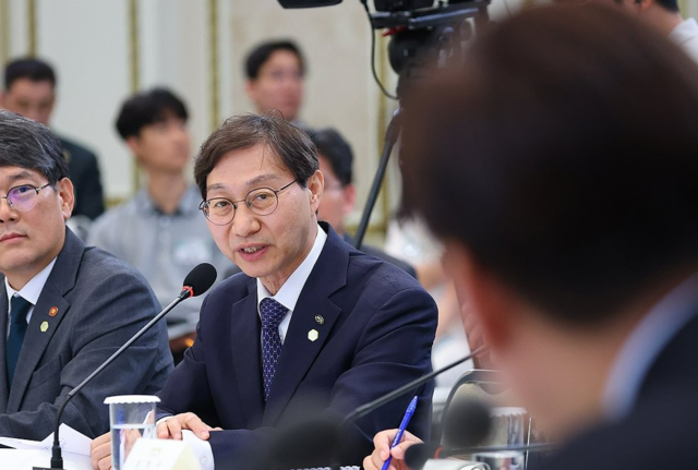 김성주 국민연금공단 이사장이 16일 청와대 영빈관에서 열린 이재명 대통령 주재 부처 업무보고에서 발언하고 있다.  연합뉴스