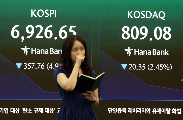 16일 오전 서울 중구 하나은행 딜링룸 전광판에 지수가 표시되고 있다. 뉴시스