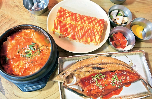 인천 전동에는 삼치 골목이 있어 한때 주머니 가벼운 젊은이들로 북적였다. 삼치 골목의 원조집이라 할 수 있는 ‘인하의집’의 삼치구이 상차림.