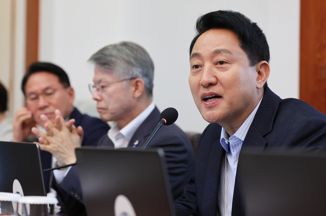 오세훈 서울시장이 14일 청와대에서 이재명 대통령 주재로 열린 국무회의에서 자료제출 관련 발언을 하고 있다. 연합뉴스