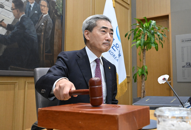 신현송 한국은행 총재가 16일 오전 서울 중구 한국은행에서 열린 금융통화위원회 본회의에 참석해 의사봉을 두드리고 있다. 2026.07.16. 사진공동취재단