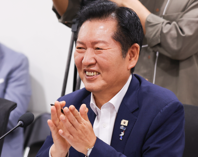더불어민주당 당권주자로 나선 정청래 전 대표가 지난 16일 국회 의원회관에서 열린 검사 권력 오남용 사례로 본 형사소송법 개정 긴급 토론회에 참석해 박수를 치고 있다. 뉴시스