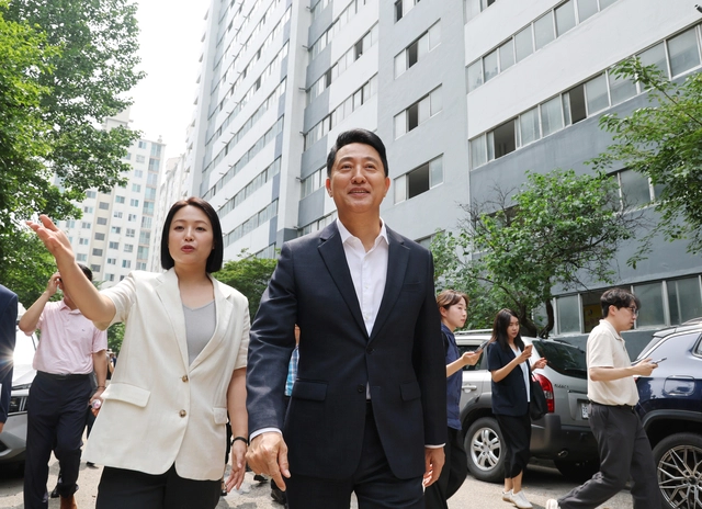 오세훈 서울시장이 16일 재건축을 앞둔 서울 영등포구 양평동 신동아아파트를 방문해 단지를 둘러보고 있다. 연합뉴스
