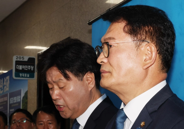 더불어민주당 전당대회에 당대표 후보로 등록한 송영길(오른쪽) 의원과 최고위원 후보로 등록한 김용 전 민주연구원 부원장이 17일 국회 민주당 대표회의실 앞에서 긴급 기자회견을 하고 있다. 뉴시스