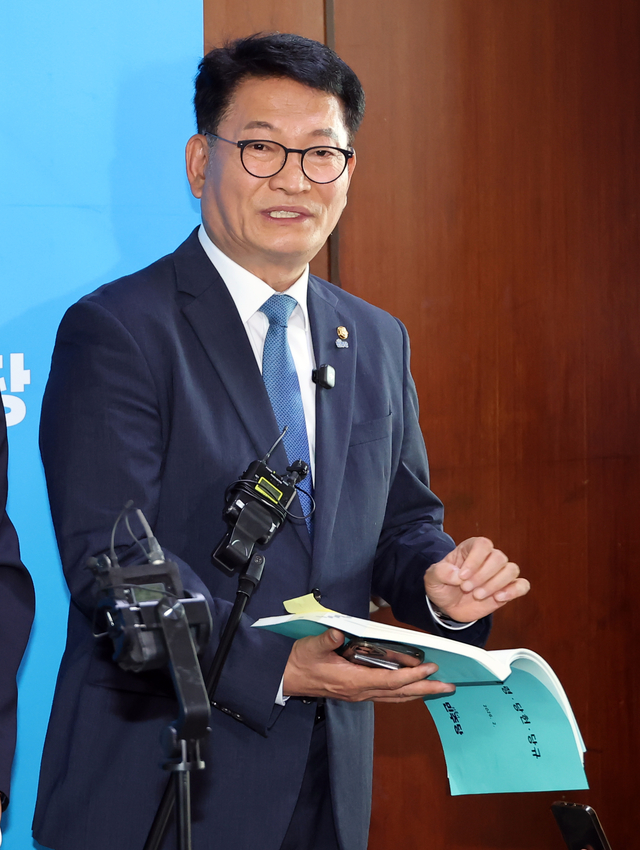 더불어민주당 8·17 전당대회에 당 대표 후보로 등록한 송영길 의원이 17일 국회에서 자신의 후보 자격 논란과 관련, 입장을 밝히고 있다. 연합뉴스