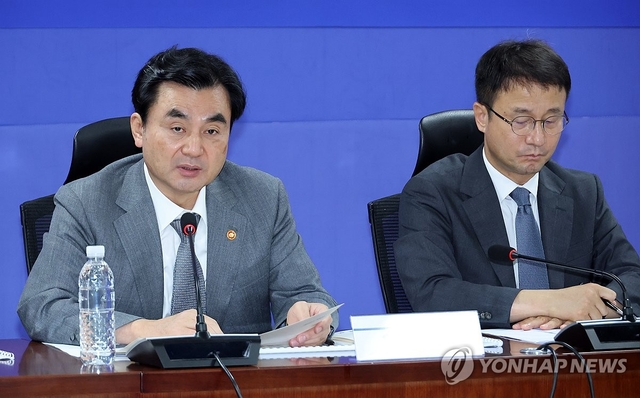 안규백 국방부 장관이 16일 국회 의원회관에서 열린 스마트 강군 육성, 국군사관학교 창설방안 당정 협의에서 발언하고 있다. 연합뉴스
