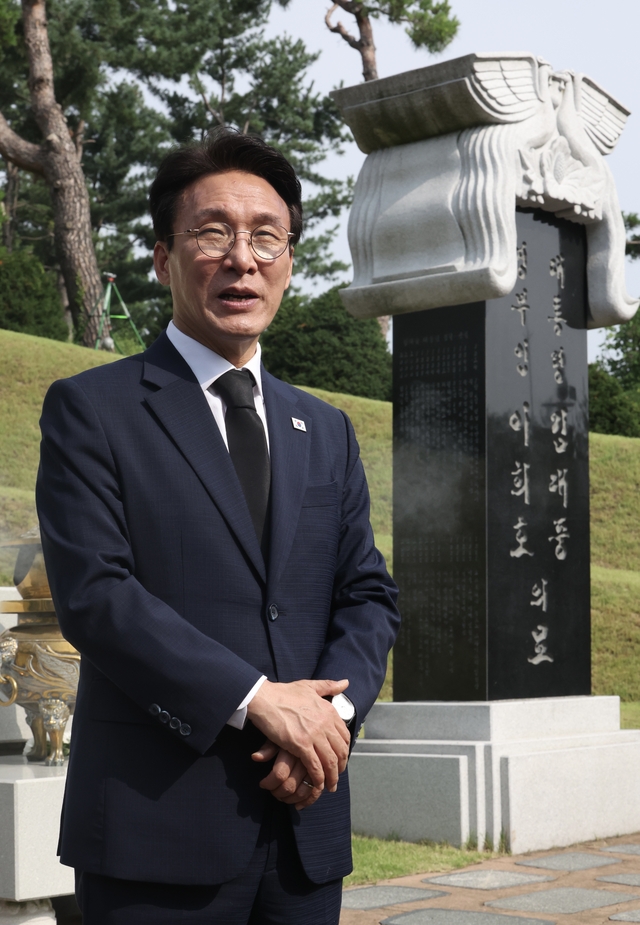 김민석 전 총리가 17일 국립서울현충원에서 김대중 전 대통령 묘역을 참배한 뒤 말하고 있다. 뉴시스