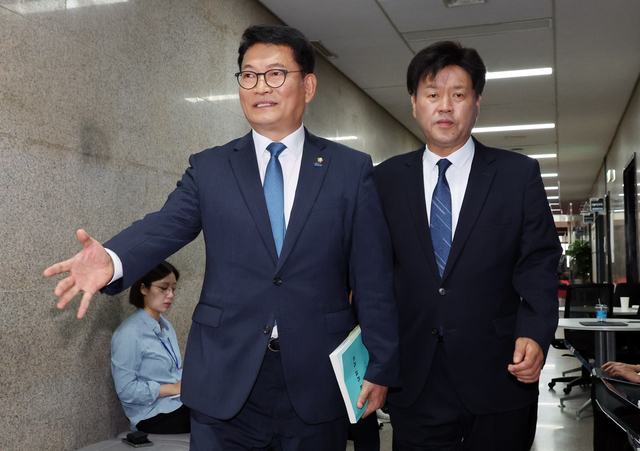 더불어민주당 전당대회에 당대표 후보로 등록한 송영길 의원(왼쪽)과 최고위원 후보로 등록한 김용 전 민주연구원 부원장이 17일 국회에서 자신들의 후보 자격 논란과 관련해 열린 비공개 최고위원회의에 입장하고 있다. 뉴시스
