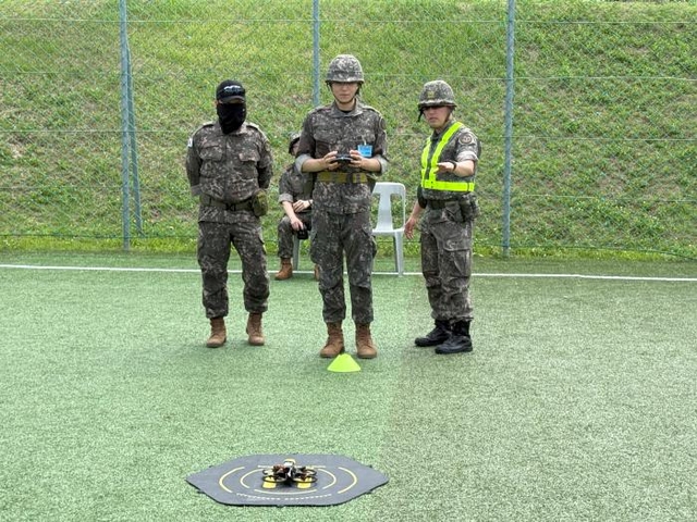 육군39보병사단 진주·사천대대가 실시한 동원훈련에서 감시정찰반 예비군들이 드론 운용법을 익히고 있다. 육군 39사단 제공/국방일보