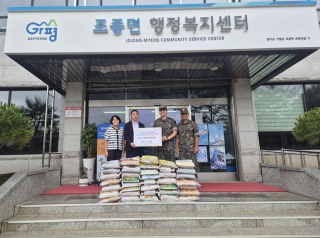 지난 15일 육군수도기계화보병사단 김영률(대령) 행정부사단장과 오석주 주임원사가 사랑의 쌀 370㎏을 조종면 행정복지센터에 전달하고 있다. 육군 제공/국방일보