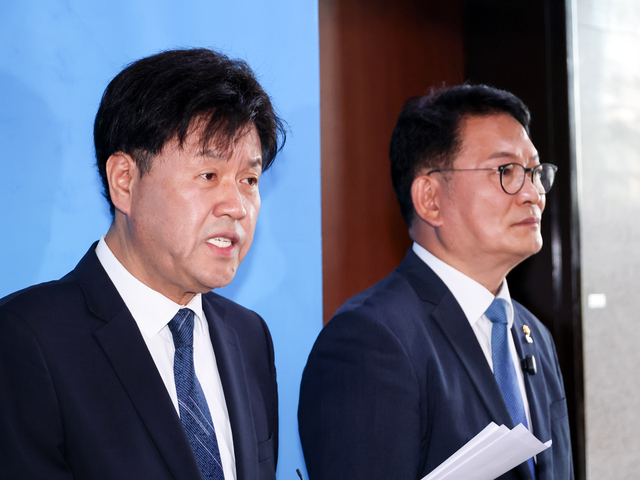 더불어민주당 8·17 전당대회에 당 대표 후보로 등록한 송영길(오른쪽)  의원과 최고위원 후보로 등록한 김용 전 민주연구원 부원장. 연합뉴스