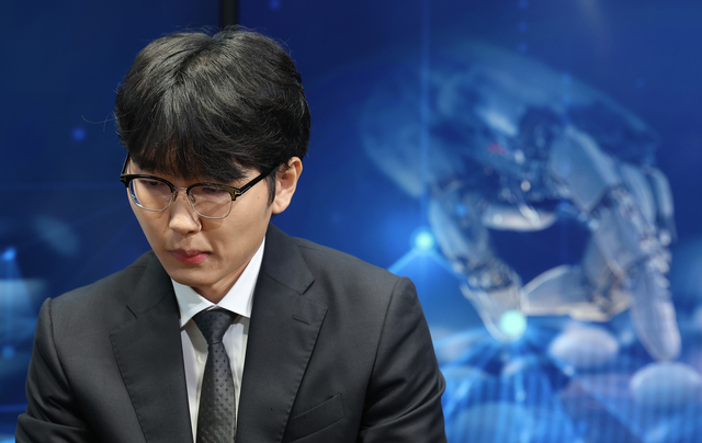 바둑 세계 랭킹 1위 신진서 9단이 17일 서울 중구 한국경제TV 스튜디오에서 현존하는 최고 수준의 바둑 AI 프로그램 카타고(KataGo)와 쎈수학·한경 기신전(棋神戰) 3번기를 치르고 있다. 연합뉴스
