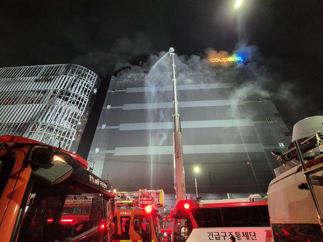 18일 오전 인천 서해구 석남동 쿠팡 물류센터 6층에서 큰불이 나 15시간 넘게 진화 작업을 벌이고 있다. 연합뉴스