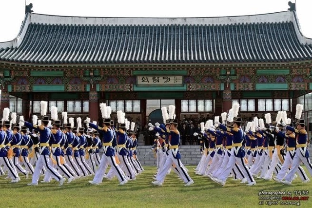 육사생도들이 서울 노원구 공릉동 육군사관학교 내 화랑대 앞을 사열하고 있다. 육사 제공